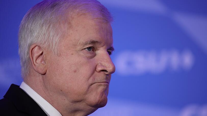 Horst Seehofer will eigentlich erst Mitte November über die strategische und personelle Zukunft der CSU diskutieren. Dabei ist die Debatte längst in vollem Gange.