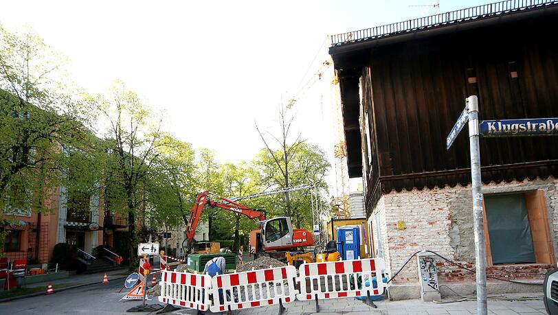 Das denkmalgeschützte Jägerhäusl wird derzeit wieder hergerichtet. Das denkmalgeschützte Jägerhäusl wird derzeit wieder hergerichtet.