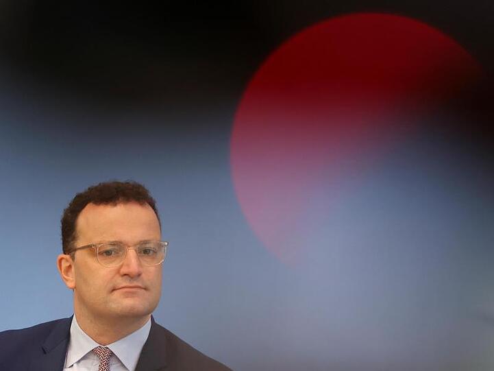 Jens Spahn hat die Bürger vor Nachlässigkeit im Umgang mit der Corona-Pandemie gewarnt und eindringlich aufgerufen, die Schutzmaßnahmen einzuhalten.