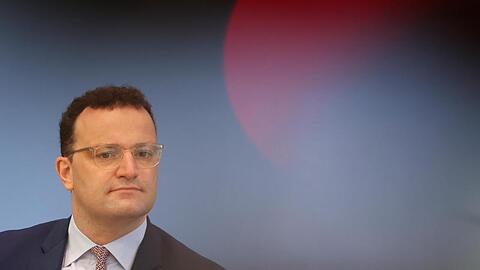 Jens Spahn hat die Bürger vor Nachlässigkeit im Umgang mit der Corona-Pandemie gewarnt und eindringlich aufgerufen, die Schutzmaßnahmen einzuhalten.