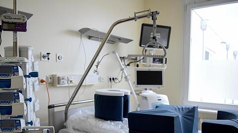 Ein Zimmer auf der Intensivstation der Charité in Berlin - Corona-Patienten sollen verteilt werden.