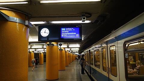 Was ist denn das? Eine U-Bahn an der Poccistraße, das hat es drei Monate lang nicht gegeben.