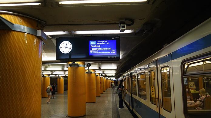 Wegen Sanierungsarbeiten wird der U-Bahnhof Poccistraße bis August 2027 zweimal für mehrere Monate gesperrt. (Archivbild) Wegen Sanierungsarbeiten wird der U-Bahnhof Poccistraße bis August 2027 zweimal für mehrere Monate gesperrt. (Archivbild)