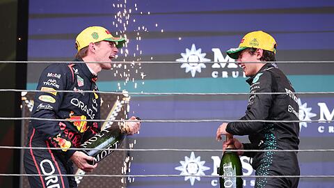 Eine Fahrt von Max Verstappen (l) f&uuml;r den Titel Weltmeister der Herzen.