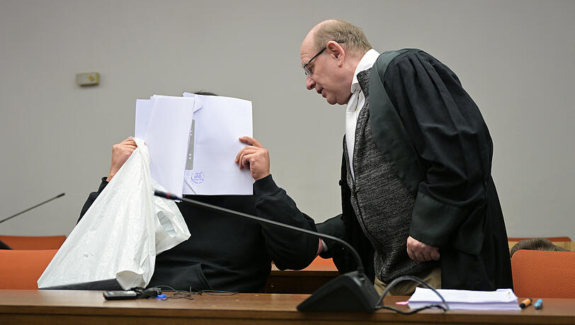 Der Angeklagte im Prozess wegen versuchten Mordes und Vergewaltigung sitzt neben seinem Anwalt Bernhard Welke (r). Der Angeklagte soll seine Nachbarin, mit der er eine sexuelle Beziehung hatte, mehrfach mit schweren Bet&auml;ubungsmedikamenten sediert, vergewaltigt und dabei gefilmt haben.