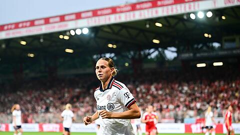 Bayern-Spielerin Klara B&uuml;hl freut sich auf den Start der Champions League.