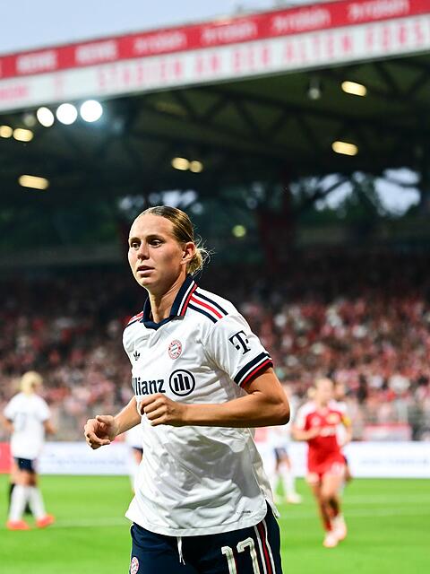 Bayern-Spielerin Klara B&uuml;hl freut sich auf den Start der Champions League.
