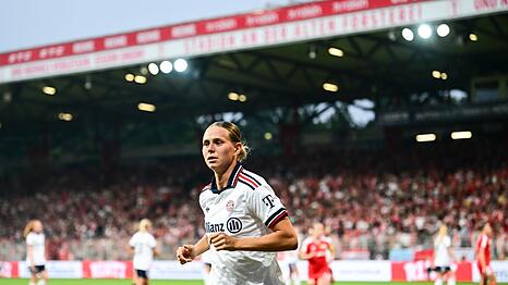 Bayern-Spielerin Klara B&uuml;hl freut sich auf den Start der Champions League.