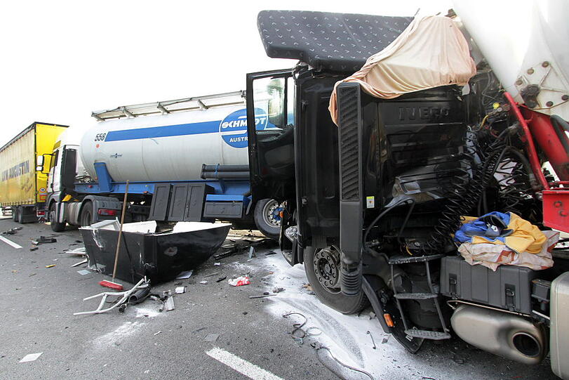 Bilder des dramatischen Verkehrsunfalls mit 4 Sattelzügen.