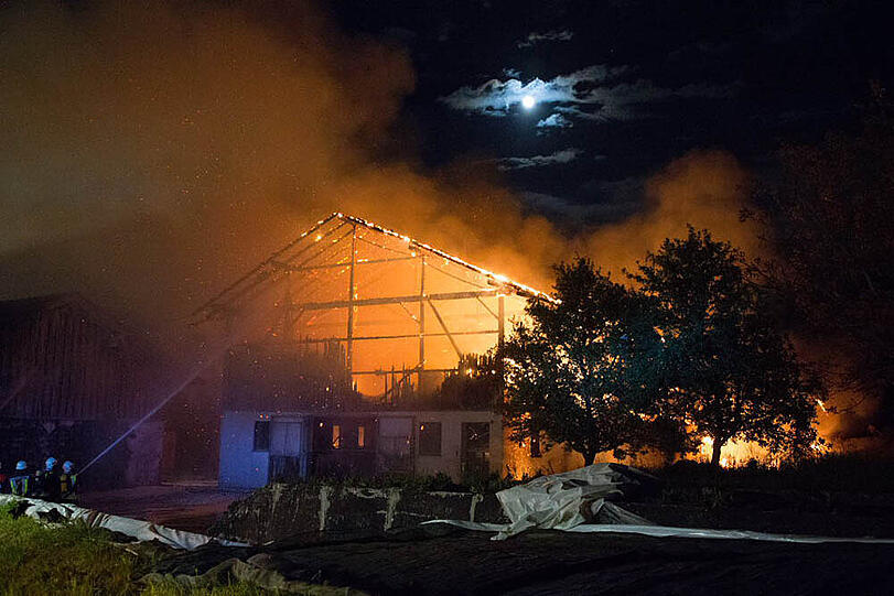 Die Bilder vom Stallbrand in Taching am See.