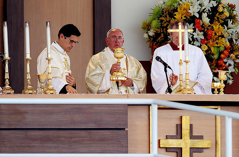 Papst Franziskus hält eine Messe in Guayaquil.