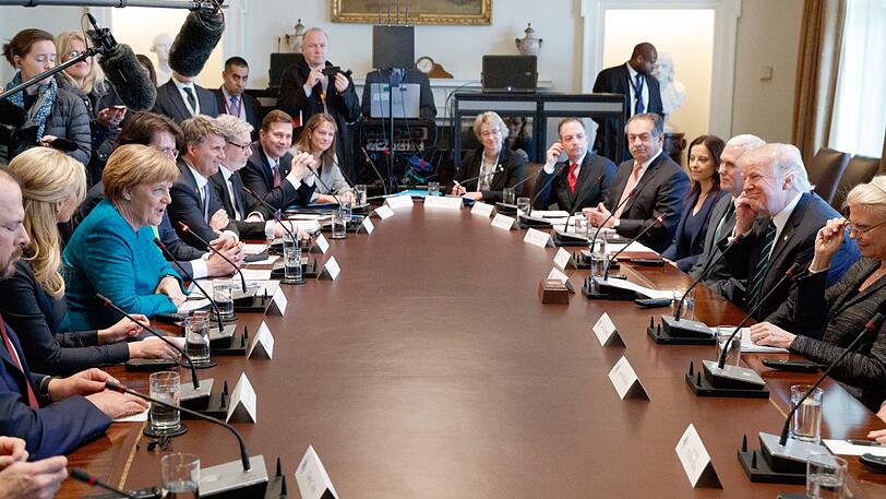 Kanzlerin Merkel und US-Präsident Trump mit ihren Delegationen im Weißen Haus. Vorne links Siemens Chef Joe Kaeser.