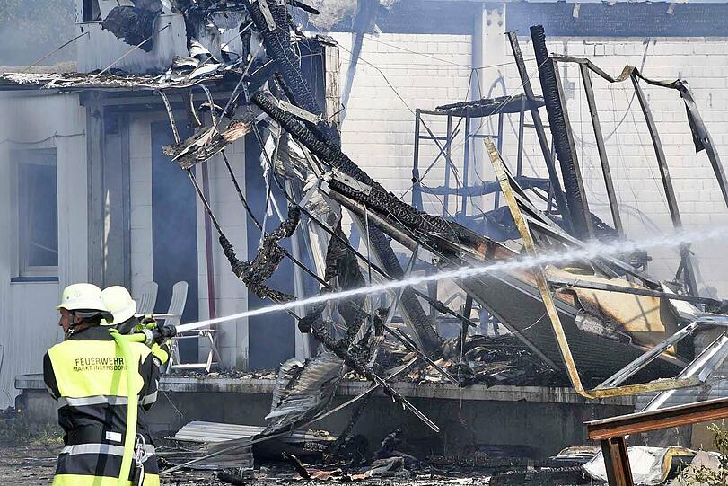 Die Lagerhalle in Markt Indersdorf ist komplett abgebrannt - wie es zu dem Feuer kam, ist aktuell noch unklar. Die Bilder vom Feuerwehreinsatz.