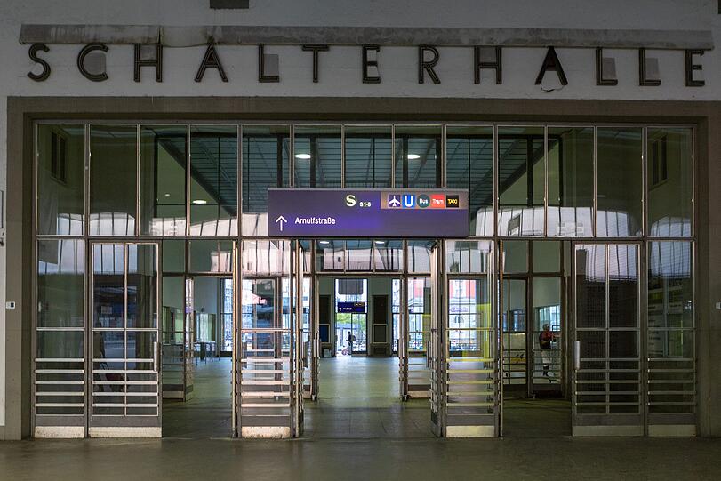 Die Bilder von den Vorbereitungen: Ab 20 Uhr begann die Polizei damit, den Bahnhof abzuriegeln.
