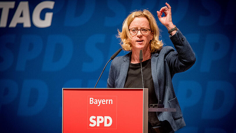 Natascha Kohnen beim SPD-Parteitag am vergangenen Wochenende in Weiden. In ihrer Rede nannte sie Alexander Dobrindt einen "Kettenhund" – jetzt legt sie nach. Natascha Kohnen beim SPD-Parteitag am vergangenen Wochenende in Weiden. In ihrer Rede nannte sie Alexander Dobrindt einen "Kettenhund" – jetzt legt sie nach.