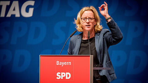 Natascha Kohnen beim SPD-Parteitag am vergangenen Wochenende in Weiden. In ihrer Rede nannte sie Alexander Dobrindt einen "Kettenhund" &ndash; jetzt legt sie nach.