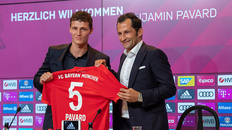 Benjamin Pavard (l.) bei der offiziellen Vorstellung mit Sportdirektor Hasan Salihamidzic.