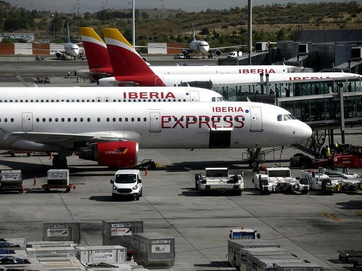 Maschinen der Fluggesellschaft Iberia Express am Madrider Flughafen.