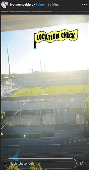 Ivonne Mölders unterstützt ihren Mann beim Derby aus dem Fenster heraus.
