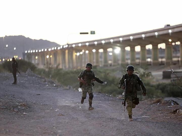 Im Laufschritt: Mexikanische Militärpolizisten versuchen, guatemaltekische Migranten am Überqueren des Grenzflusses Rio Grande zu hindern.
