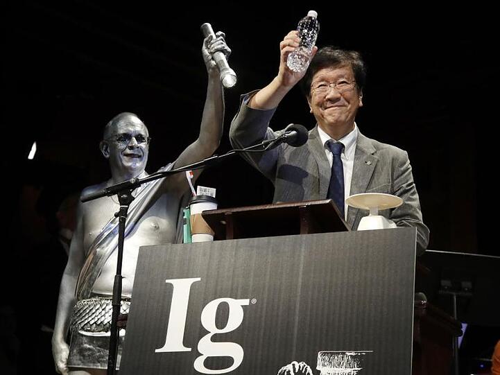 Shigeru Watanabe aus Japan erhält den Ig-Nobelpreis in Chemie für die Schätzung des gesamten Speichelvolumens, welches ein durchschnittlicher Fünfjähriger pro Tag produziert.