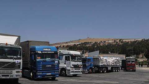 Lastwagen mit humanitärer Hilfe am türkisch-syrischen Grenzübergang Bab Al-Hawa.