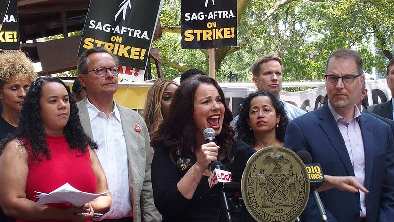 Seit Juli streiken in den USA 160.000 Schauspieler und Schauspielerinnen. Auch viele prominente Gesichter sind dabei, zum Beispiel "Nanny"-Star Fran Drescher.
