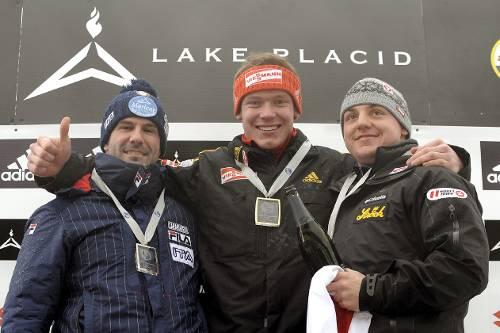 Wie 2008 stand er auch diesmal ganz oben: Felix Loch umrahmt vom Südtiroler Armin Zöggeler (l.), der Silber gewann und dem Drittplatzierten Daniel Pfister aus Österreich