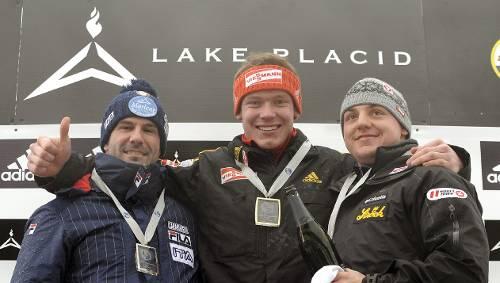Wie 2008 stand er auch diesmal ganz oben: Felix Loch umrahmt vom Südtiroler Armin Zöggeler (l.), der Silber gewann und dem Drittplatzierten Daniel Pfister aus Österreich