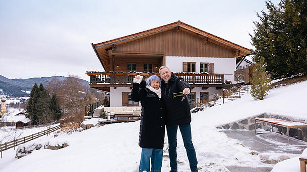 Die Omaze-Gewinner freuen sich über ihr neues Traumhaus in Oberbayern. In der Zwischenzeit war es in einem Inserat zum Verkauf aufgetaucht. Die Omaze-Gewinner freuen sich über ihr neues Traumhaus in Oberbayern. In der Zwischenzeit war es in einem Inserat zum Verkauf aufgetaucht.