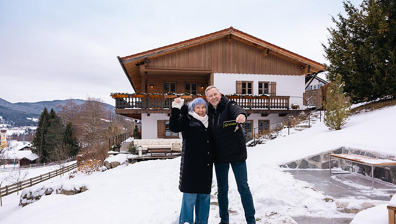 Die Omaze-Gewinner freuen sich über ihr neues Traumhaus in Oberbayern. In der Zwischenzeit war es in einem Inserat zum Verkauf aufgetaucht. Die Omaze-Gewinner freuen sich über ihr neues Traumhaus in Oberbayern. In der Zwischenzeit war es in einem Inserat zum Verkauf aufgetaucht.