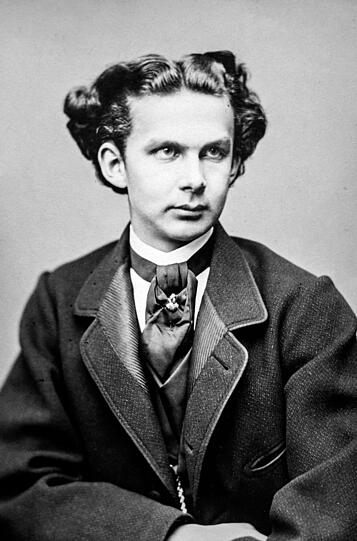 König Ludwig II, der sogenannte "Kini", zog sich immer mehr in seinen privaten Gedankenwelten zurück. In Neuschwanstein fühlte er sich vergleichsweise geborgen von der von ihm als feindlich empfunden Umwelt. König Ludwig II, der sogenannte "Kini", zog sich immer mehr in seinen privaten Gedankenwelten zurück. In Neuschwanstein fühlte er sich vergleichsweise geborgen von der von ihm als feindlich empfunden Umwelt.