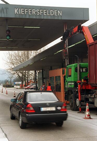Der Freistaat Bayern grenzt an sieben Länder, an die Bundesländer Baden-Württemberg, Hessen, Thüringen und Sachsen, sowie an die Staaten Schweiz, Österreich und Tschechien.