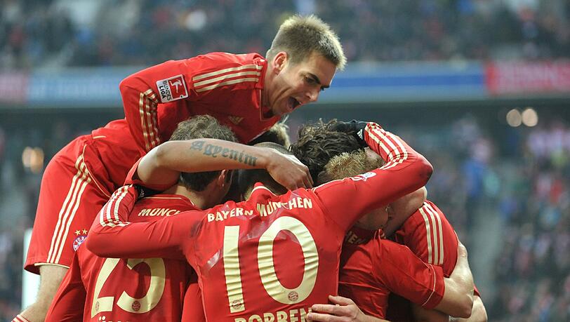 Philipp Lahm: "Dass wir besser Fußball spielen können, das ist außer Frage. In der ersten Halbzeit hatten wir gegen eine sehr defensive Mannschaft drei sehr gute Tormöglichkeiten. Wenn man da in Führung geht, knackt man den Gegner. Das ist uns heute nicht gelungen. Trotzdem kann man zufrieden sein, wenn man zuhause 2:0 gewinnt."