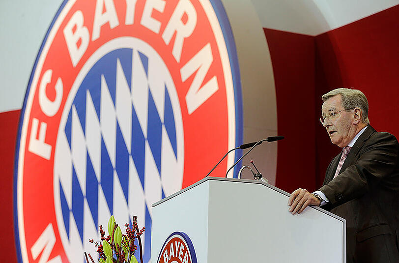 Präsident Karl Hopfner spricht auf der Hauptversammlung des FC Bayern München.