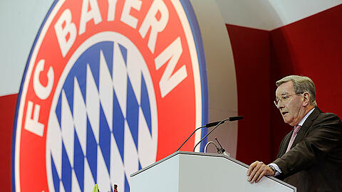 Präsident Karl Hopfner spricht auf der Hauptversammlung des FC Bayern München.