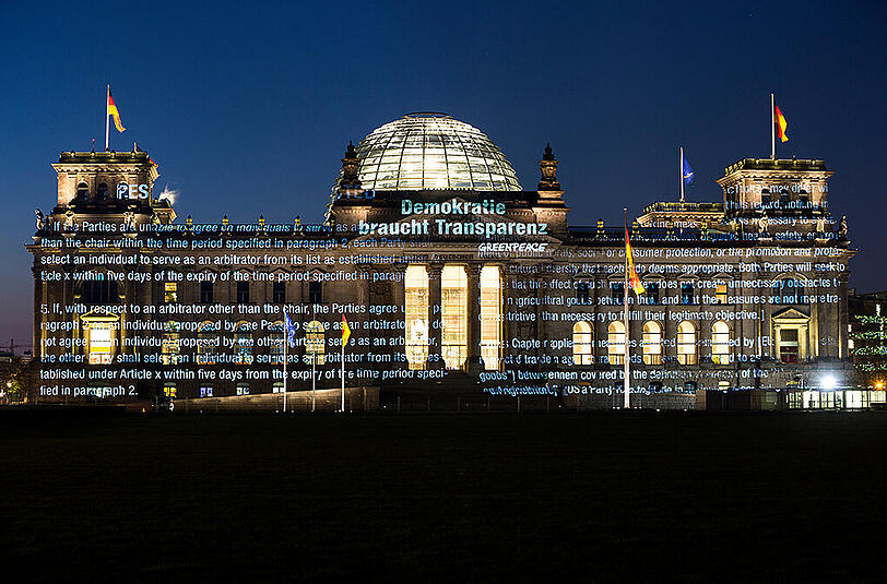 Greenpece projizierte Seiten des Abkommens auf das Brandenburger Tor. Einer der Hauptkritikpunkte ist die mangelnde Transparenz der Verhandlungen.