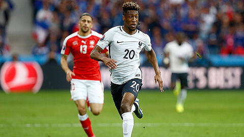 Kein Hinterherkommen für Wolfsburgs Ricardo Rodriguez: Kingsley Coman ist der bisher schnellste Spieler dieser Europameisterschaft.