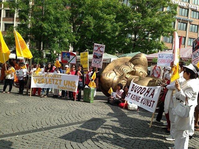 Die liegende Buddha-Statue ist eine von insgesamt 17 Installationen - und die, die am kontroversesten diskutiert wird.