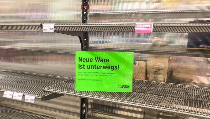 Ein Schild mit der Aufschrift "Neue Ware ist unterwegs!" steht in einem leeren Regal. Foto: Jan Woitas/dpa-Zentralbild/dpa Ein Schild mit der Aufschrift "Neue Ware ist unterwegs!" steht in einem leeren Regal. Foto: Jan Woitas/dpa-Zentralbild/dpa
