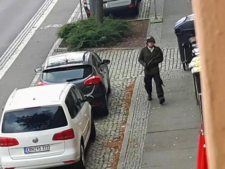 Das Videostandbild zeigt den schwerbewaffneten Täter von Halle.