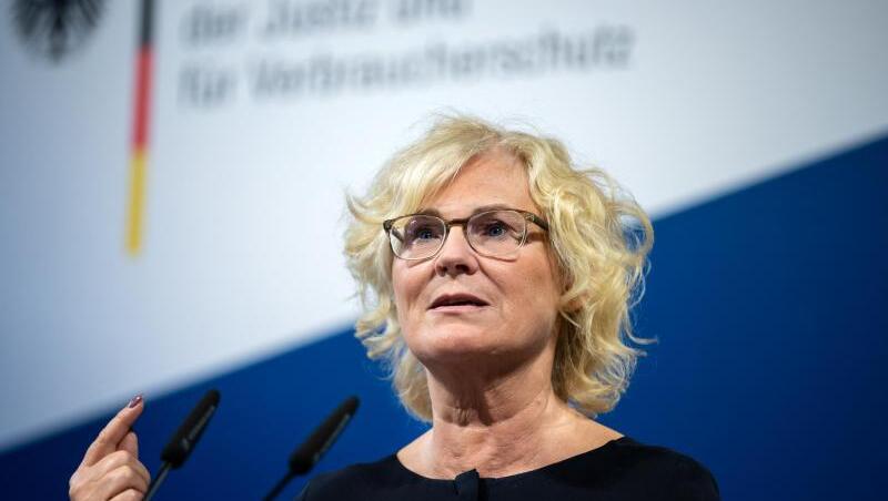 Christine Lambrecht: "Es ist wichtig, dass wir deutlich signalisieren, dass wir unsere Kinder schützen". Christine Lambrecht: "Es ist wichtig, dass wir deutlich signalisieren, dass wir unsere Kinder schützen".