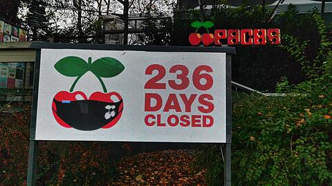 Ein Bild vom vergangenen November: "236 days closed" steht auf einem Schild vor dem Pacha in München.