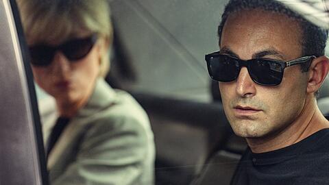 Ein neues Foto von "The Crown" zeigt Elizabeth Debicki als Diana und Khalid Abdalla als Dodi Al-Fayed in einem Auto.