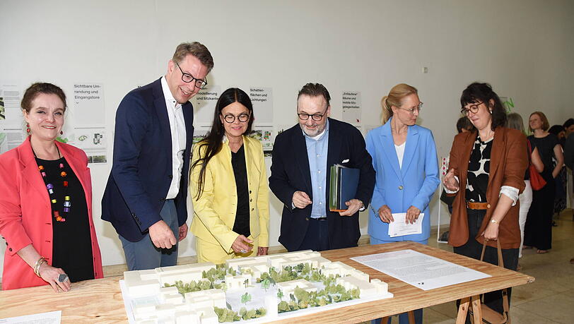 Kunstminister Markus Blume stellt gemeinsam mit Stadtbaurätin Elisabeth Merk und  Kulturreferent Anton Biebl den Juryentscheid des Ideenwettbewerbs Open Kunstareal zur Neugestaltung der Freiflächen des Kunstareals vor. Zudem wird eine Ausstellung mit allen Einreichungen des Ideenwettbewerbs eröffnet. 

(v.l.nr.: Baureferentin Jeanne-Marie Ehbauer (Grüne), Kunstminister Markus Blume (CSU), Stadtbaurätin Elisabeth Merk, Kulturreferent Anton Biebl (parteilos), Vizepräsidentin TU München Claudia Peus, Landschaftsarchitektin Chloe Sanson vom Atelier Roberta Landschafts-Architektur-Büro.)