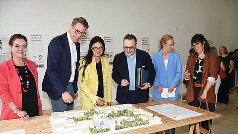 Kunstminister Markus Blume stellt gemeinsam mit Stadtbaurätin Elisabeth Merk und  Kulturreferent Anton Biebl den Juryentscheid des Ideenwettbewerbs Open Kunstareal zur Neugestaltung der Freiflächen des Kunstareals vor. Zudem wird eine Ausstellung mit allen Einreichungen des Ideenwettbewerbs eröffnet. 

(v.l.nr.: Baureferentin Jeanne-Marie Ehbauer (Grüne), Kunstminister Markus Blume (CSU), Stadtbaurätin Elisabeth Merk, Kulturreferent Anton Biebl (parteilos), Vizepräsidentin TU München Claudia Peus, Landschaftsarchitektin Chloe Sanson vom Atelier Roberta Landschafts-Architektur-Büro.)