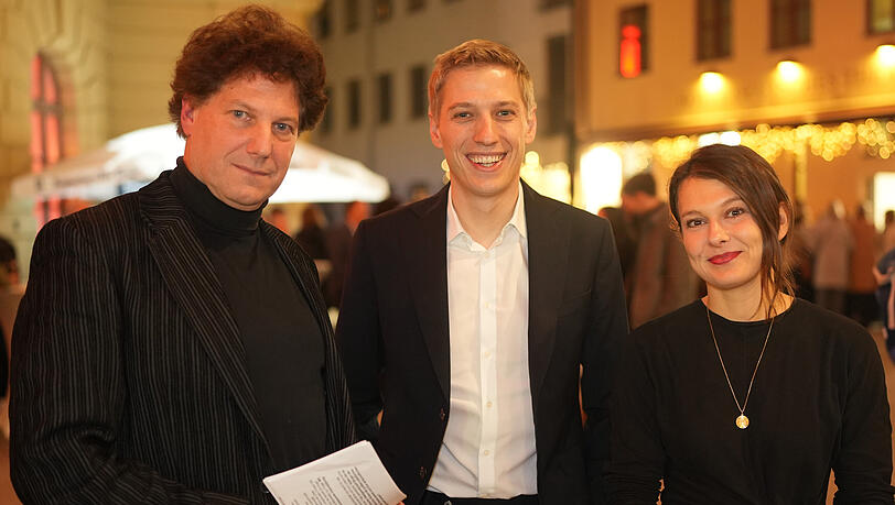 Adrian Prechtel, Dominik Krause und Christina Hertel treffen sich kurz vor Beginn des AZ Talks im Innenhof des Deutschen Theaters in München. Adrian Prechtel, Dominik Krause und Christina Hertel treffen sich kurz vor Beginn des AZ Talks im Innenhof des Deutschen Theaters in München.