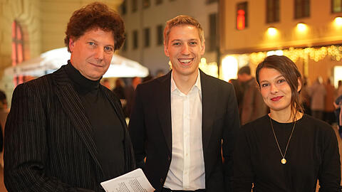 Adrian Prechtel, Dominik Krause und Christina Hertel treffen sich kurz vor Beginn des AZ Talks im Innenhof des Deutschen Theaters in München.