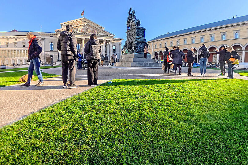 Das Nationaltheater am mit Grünflächen neugestalteten Max-Joseph-Platz. Das Nationaltheater am mit Grünflächen neugestalteten Max-Joseph-Platz.