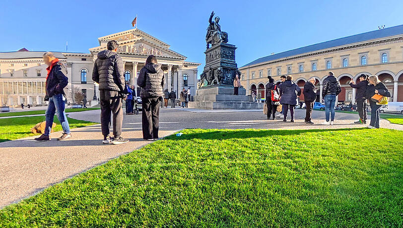 Das Nationaltheater am mit Grünflächen neugestalteten Max-Joseph-Platz. Das Nationaltheater am mit Grünflächen neugestalteten Max-Joseph-Platz.